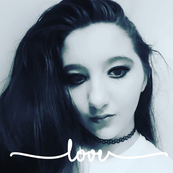 Meet your Posher, Cynthia - Picture 1 of 1